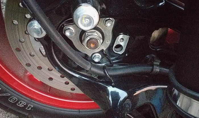 Lubang kecil untuk dudukan sensor ABS, di Yamaha NMAX Non ABS bolong saja  