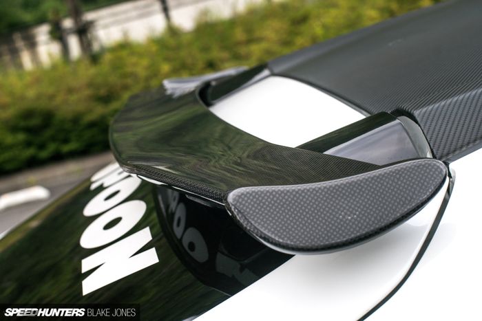 Spoiler belakang dibuat 'low profile' dari serat karbon