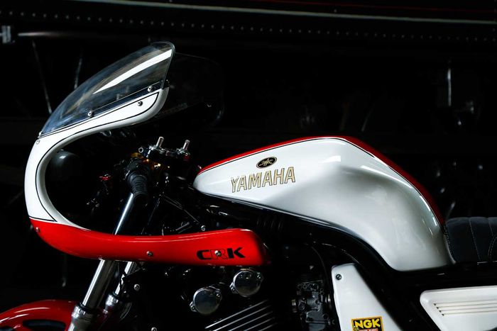 Fairing depan dengan windshield akrilik