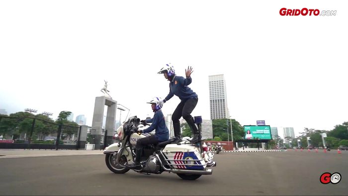 Ilustrasi BM Polwan Polda Metro Jaya sedang melakukan freestyle berdiri di atas moge