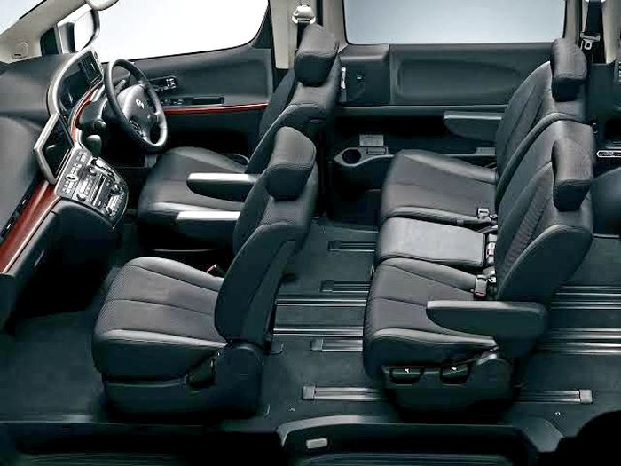 Ikusrrasi interior Nissan Elgrand generasi kedua tipe Highway Star 