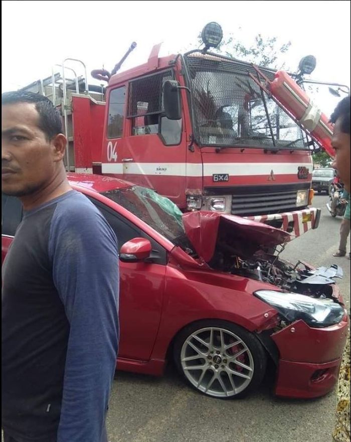 Toyota Vios dihantam Truk Damkar akibat tak beri jalan saat kondisi darurat
