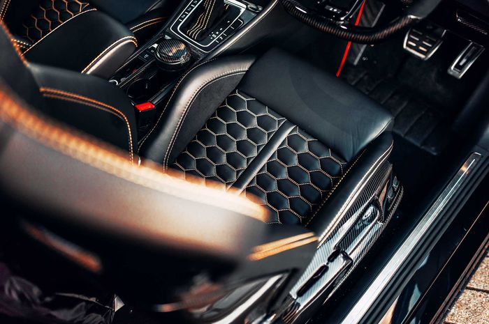 Banyak serat karbon terpasang kabin