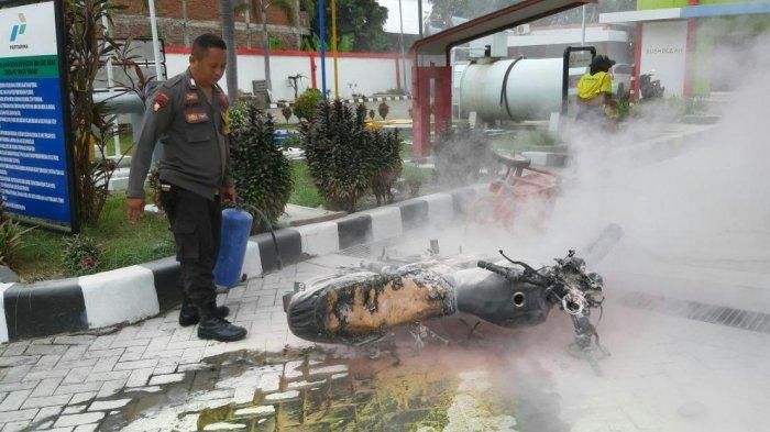 Sebuah motor Suzuki Thunder terbakar di SPBU Ammassangeng, Jl Sawerigading, Sengkang, Kabupaten Wajo, Sabtu (18/1/2020).