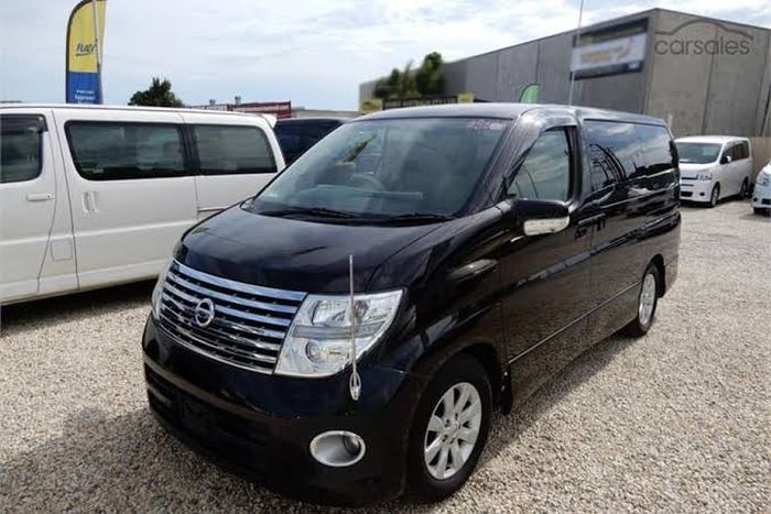 Ilustrasi Nissan Elgrand E51 atau gen 2