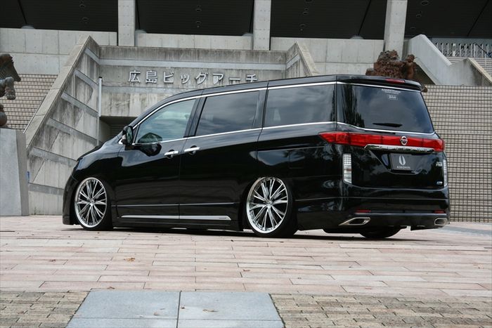 Tampilan belakang Nissan Elgrand E52 hasil garapan Aimgain