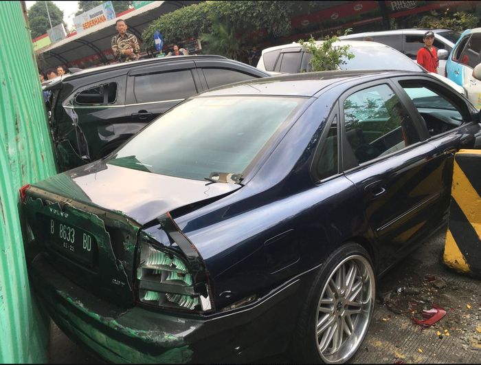 Volvo S80 2.3T milik Zefanya Bagus Sunaryo, salah satu korban truk terguling di rest area tol Cipularang yang masih utuh