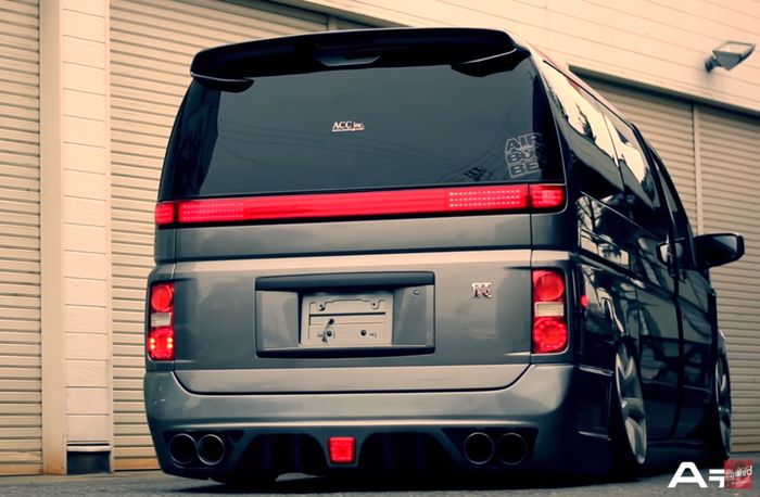 Tampilan belakang juga diubah jadi sporti lengkap dengan emblem GT-R