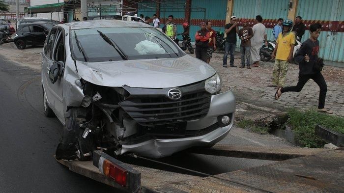 Proses evakuasi Daihatsu Xenia yang terlibat kecelakaan