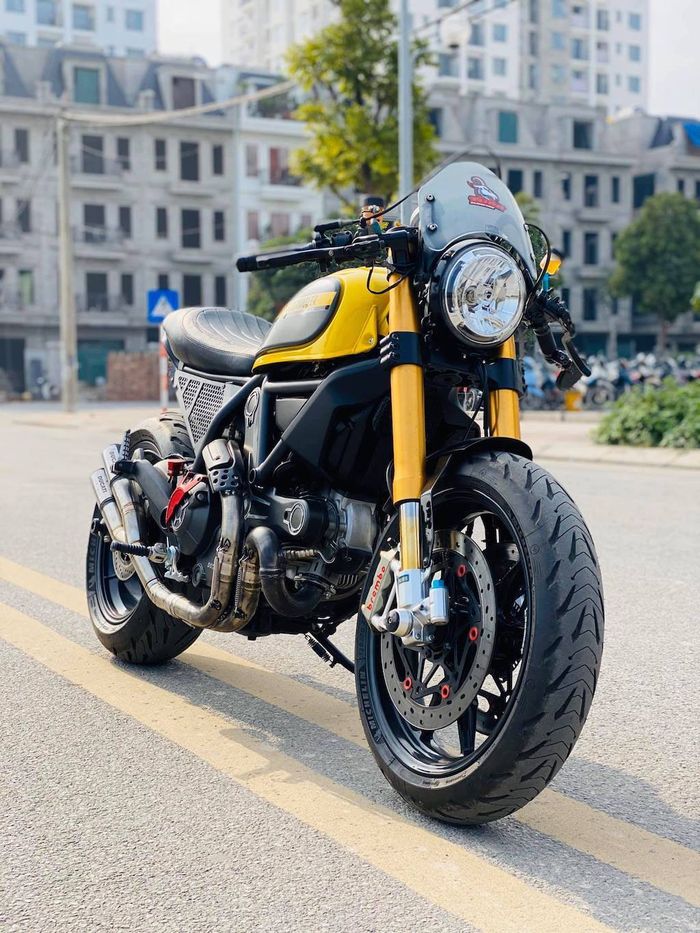 Tampilan depan Ducati Scrambler modif cafe racer 