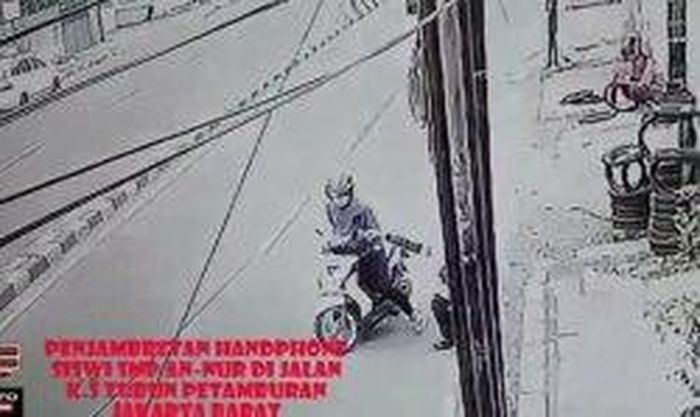 Potongan video saat siswi SMP dijambret pengendara motor di Jalan KS Tubun, Tanah Abang, Jakarta Pusat. (Instagram @berbagiinfo_info)