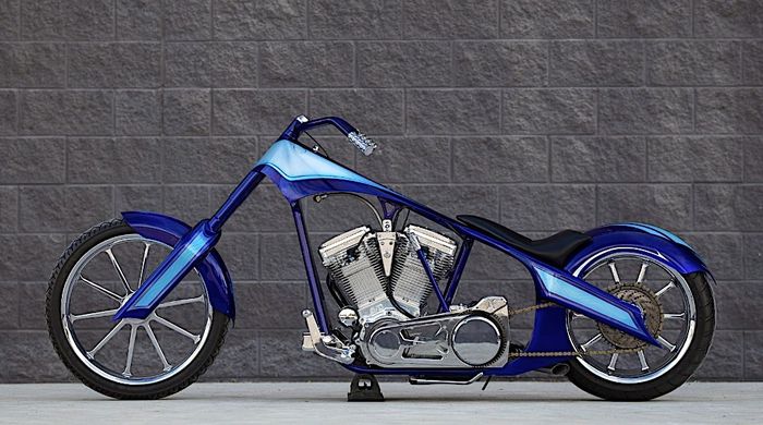 Tampilan sisi kiri chopper ini kelihatan wajar tapi kalau dari sisi kanan langsung berubah drastis