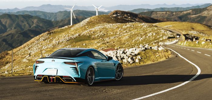 Tampilan belakang Lexus LC500h hasil garapan Wald International