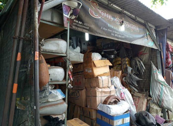 Lapak Satusetengah menjual berbagai spare part untuk custom motor.