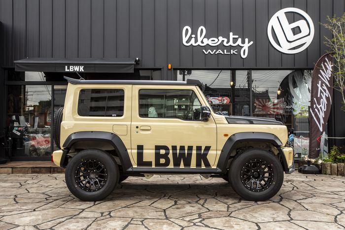 Tampilan samping Suzuki Jimny hasil garapan Liberty Walk