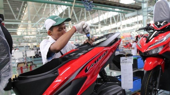 Ilustrasi perakita motor Honda Vario untuk dikirim ekspor