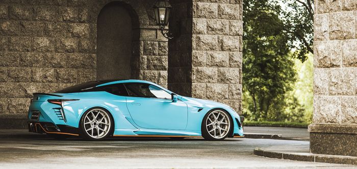 Tampilan samping Lexus LC500h hasil garapan Wald International