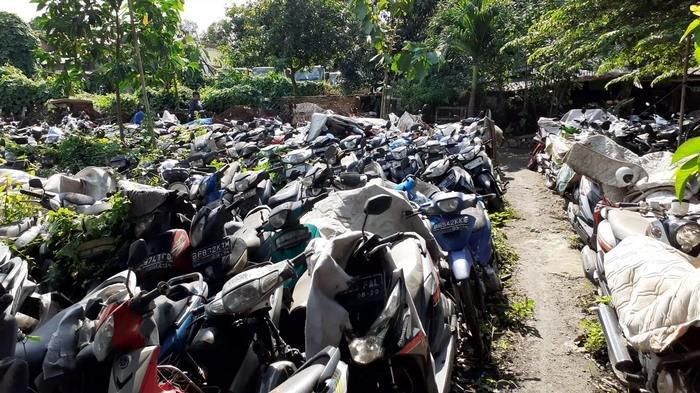 Lahan di kawasan Jalan Pejuang, Kelurahan Teluk Pucung, Kecamatan Bekasi Utara, Kota Bekasi menjadi 'kuburan' ribuan kendaraan. 