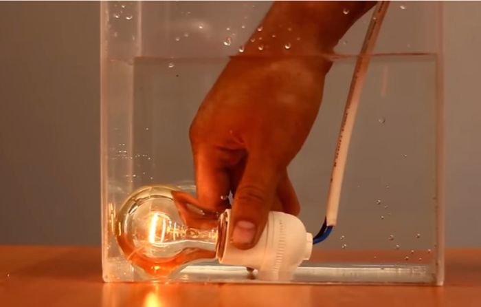 Uji coba dilakukan di fitting dan bohlam yang sudah disemprotkan cairan lalu dicelupkan ke dalam air di akuarium