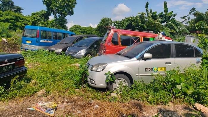 Lahan di kawasan Jalan Pejuang, Kelurahan Teluk Pucung, Kecamatan Bekasi Utara, Kota Bekasi menjadi 'kuburan' ribuan kendaraan. (Wartakotalive.com/Muhammad Azzam)