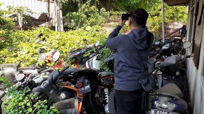 Lahan di kawasan Jalan Pejuang, Kelurahan Teluk Pucung, Kecamatan Bekasi Utara, Kota Bekasi menjadi 'kuburan' ribuan kendaraan. (Wartakotalive.com/Muhammad Azzam)