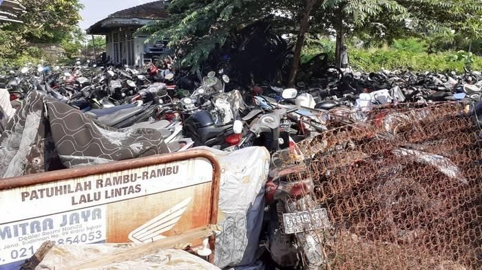 Lahan di kawasan Jalan Pejuang, Kelurahan Teluk Pucung, Kecamatan Bekasi Utara, Kota Bekasi menjadi 'kuburan' ribuan kendaraan. (Wartakotalive.com/Muhammad Azzam)