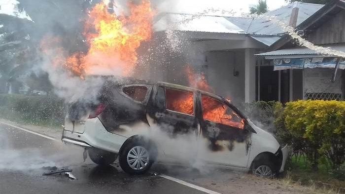 Satu unit mobil minibus jenis Daihatsu Sigra berwarna putih dengan nomor polisi BN 1505 WE terbakar di depan Stasiun Pengisian Bahan Bakar Umum (SPBU) di Jalan Pilang, Desa Dukong, Jumat (24/1/2020) 