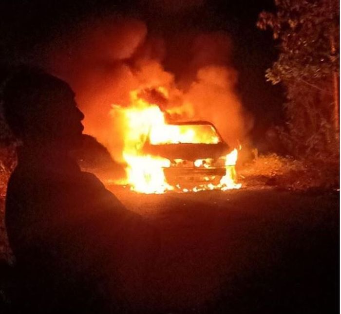 Toyota Camry dilahap si jago merah di Kubu, Karangasem, Bali