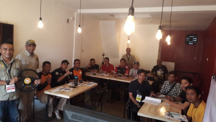 Para peserta Smart Offroading saat melakukan sesi kelas.