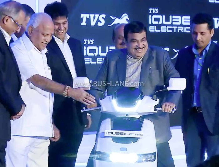 TVS iQube resmi diluncurkan oleh pejabat India dan direktur TVS Motor Company