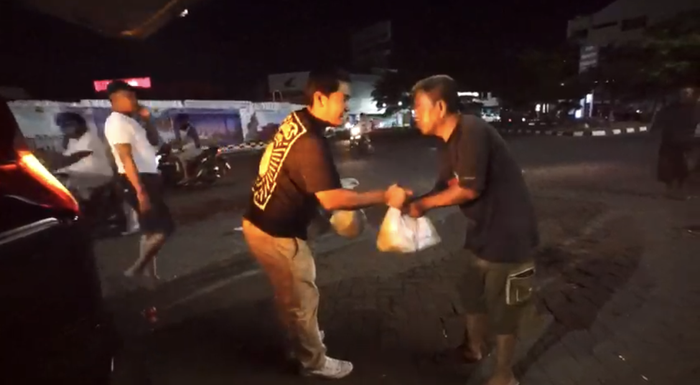 Pembagian paket sembako oleh Pajero Owner Community (POC) Central Java Chapter (CJC) bersama Bikers Brotherhood 1% MC dan Wolfpack Diponegoro di Semarang