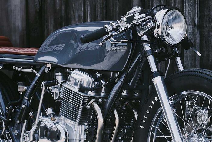 Tangki bawaan motor dipadukan dengan setang clip-on khas cafe racer