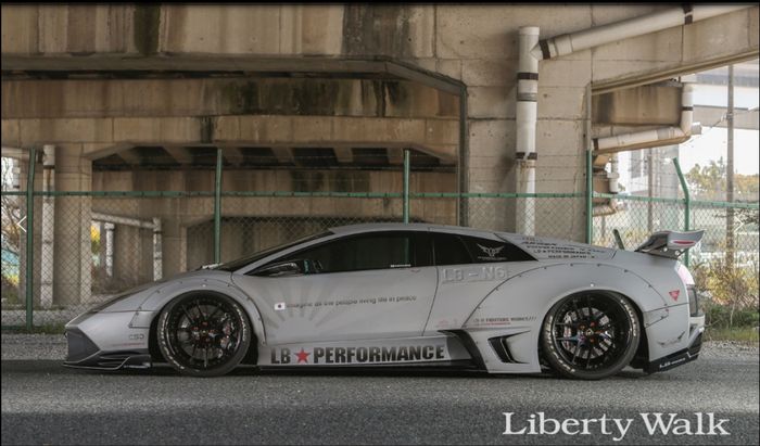 Tampilan samping modifikasi Lamborghini Murcielago hasil garapan Liberty Walk