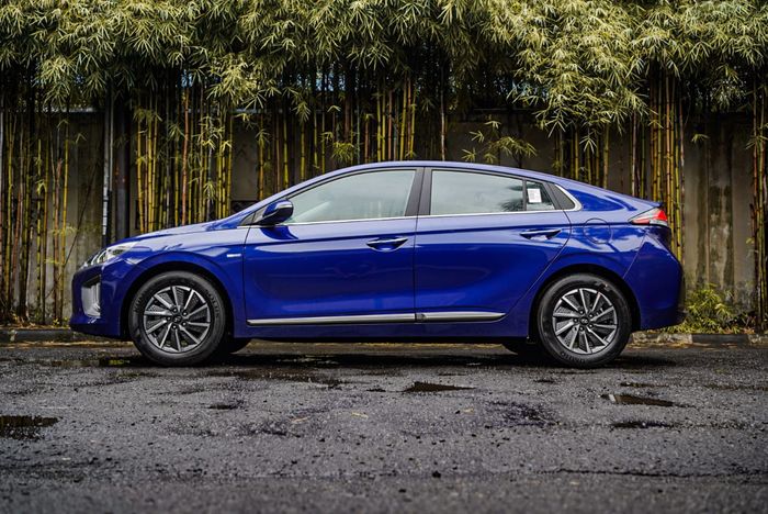 Hyundai Ioniq Electric model liftback terlihat jelas dari samping