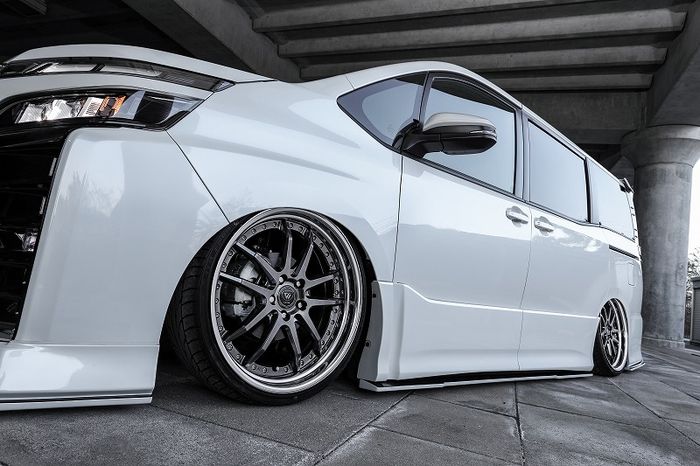 Kaki-kaki dibuat ceper dan pakai pelek 19 inci