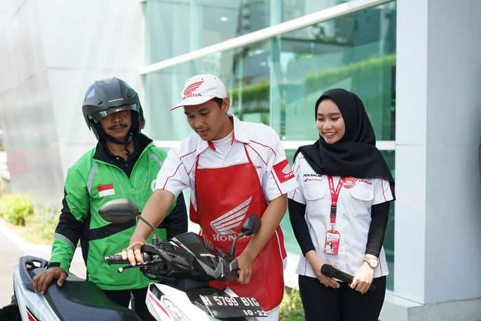 Kendaraan driver Gojek, Heri Setiyono yang akan di service