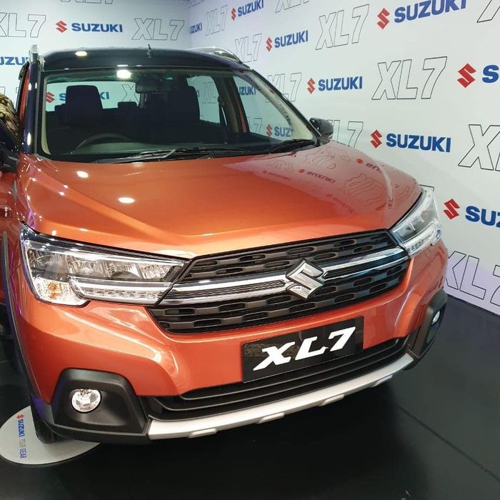 Suzuki XL7 (depan)