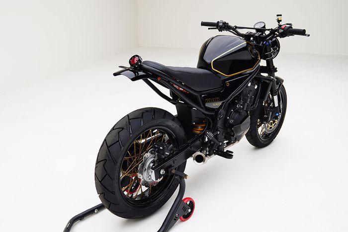 Finishing ala Lotus 'JPS' Formula 1 membuat Honda CB500F ini makin istimewa
