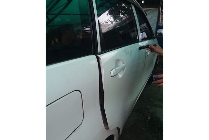 Polisi melakukan olah TKP terhadap Toyota Avanza milik tim liputan TVOne yang dibobol maling