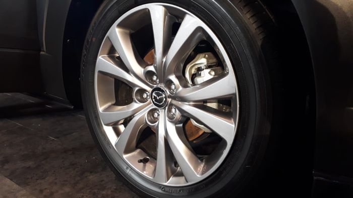 Pelek Mazda CX-30 Touring diberi finishing silver