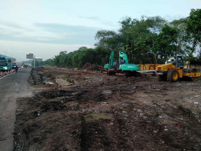 Seluruh pekerjaan rekonstruksi dilakukan di pinggir jalan tol.