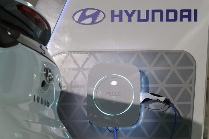 Alat pengisian dengan teknologi fast charging, yang mampu mengisi daya baterai Hyundai IONIQ Electric dari nol ke 80 persen paling cepat 57 menit.