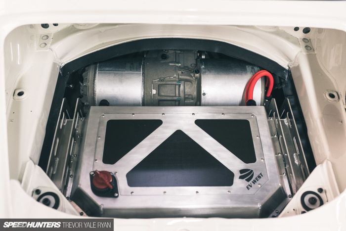 Mesin listrik memenuhi kap mesin