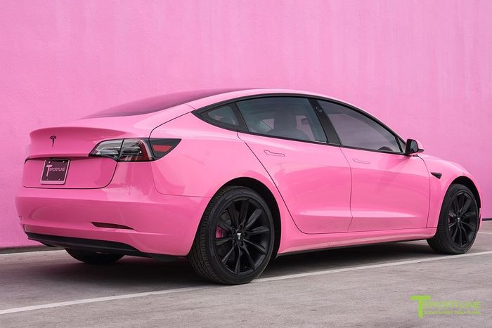 Tampilan belakang modifikasi Tesla Model 3 dengan kelir pink