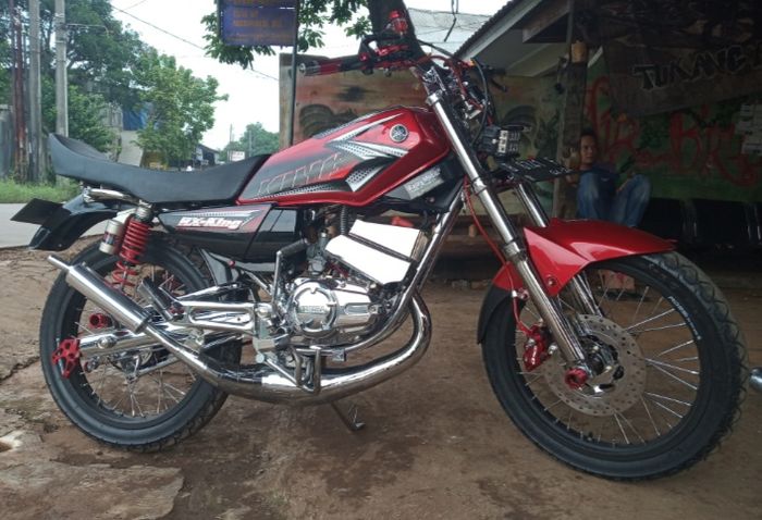 Yamaha RX-King modifikasi simpel besutan Bajay Motor, blok mesin berlapis krom.