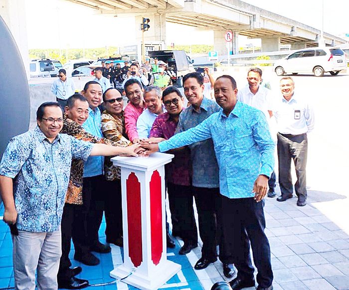 Para petinggi dari PT Jasamarga Bali Tol (JBT), PT PLN (Persero) dan PT Opinteh  Djojo Indo saat meresmikan SPKLU di Tol Bali Mandara.