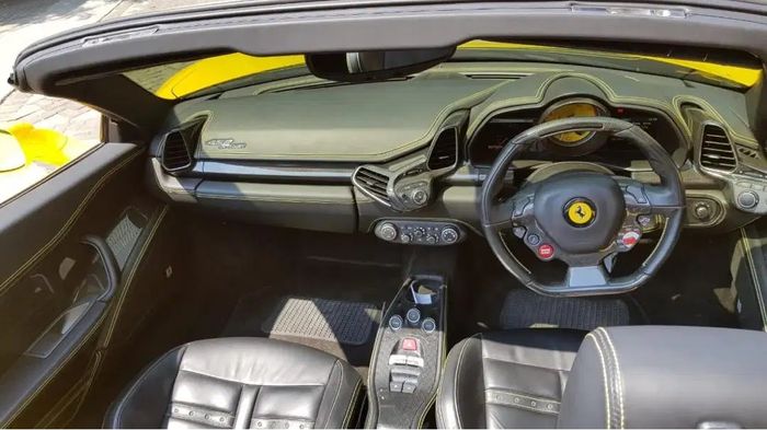 Interior Ferrari 458 Spider tahun 2013