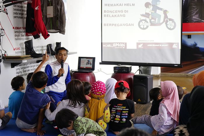 Latihan safety riding buat anak-anak bukan berarti diajarkan naik motor sebelum umurnya, tapi peraturan-peraturan di jalan raya