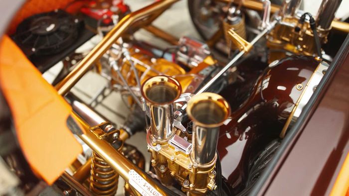 Mesin dilapis aksen emas