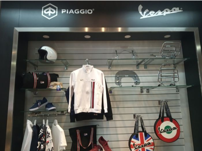 Pilihan aksesori yang ditawarkan dealer baru Piaggio di Rawamangun, Jakarta Timur.